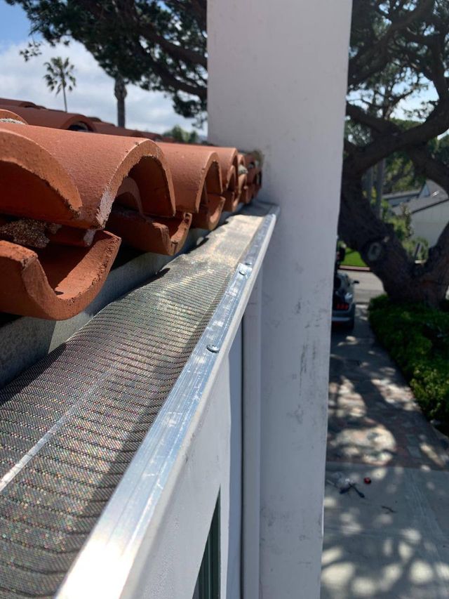 Gutter Cleaning by Construction Hub in Los Angeles